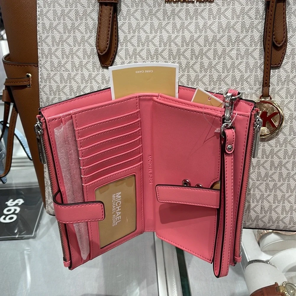 MICHAEL KORS JET SET TRAVEL 35S3GTVW7J LIGHT SAGE LG DOUBLE ZIP WRISTLET-WALLET- - Picture 9 of 16